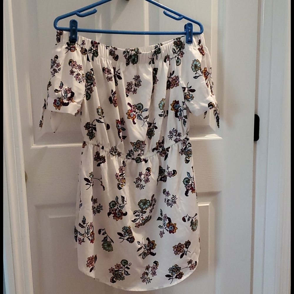 Junior's off the shoulder short dress